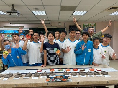 1151014 在地就學大聯盟PLUS計畫-高國中資源共享-五峰國中蒞臨本校 陶工科 果然有趣：手捏陶盤體驗