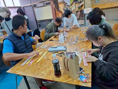 1150126社區國高中資源共享-三峽國中教師研習體驗課程 應日科繽紛和服幸福吊飾手作坊圖片