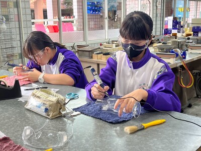 1151015 在地就學大聯盟PLUS計畫-高國中資源共享-板橋國中蒞臨本校 美工科 俐落一刻：玻璃杯圖騰雕刻
