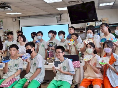 1141014社區國高中資源共享-育林國中蒞臨本校體驗陶工科 彩繪樂陶陶-彩繪陶盤圖片