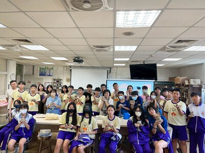 1141016社區國高中資源共享-板橋國中蒞臨本校體驗陶工科  小小守護獸-手捏公仔製作圖片