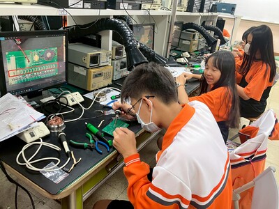 1141016社區國高中資源共享-柑園國中蒞臨本校體驗資訊科 16音階電子琴電路製作圖片
