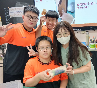 1141016社區國高中資源共享-柑園國中蒞臨本校體驗 廣設科 皮革的小文創圖片