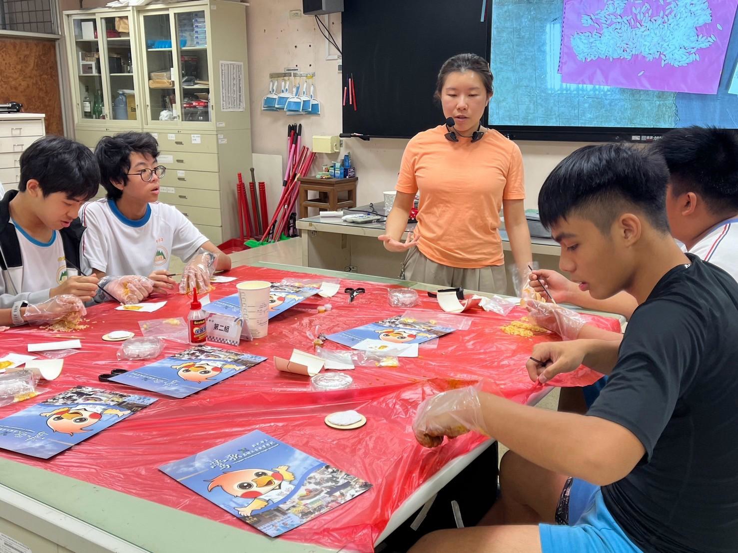 五峰國中-美工科 餐桌上食物模型